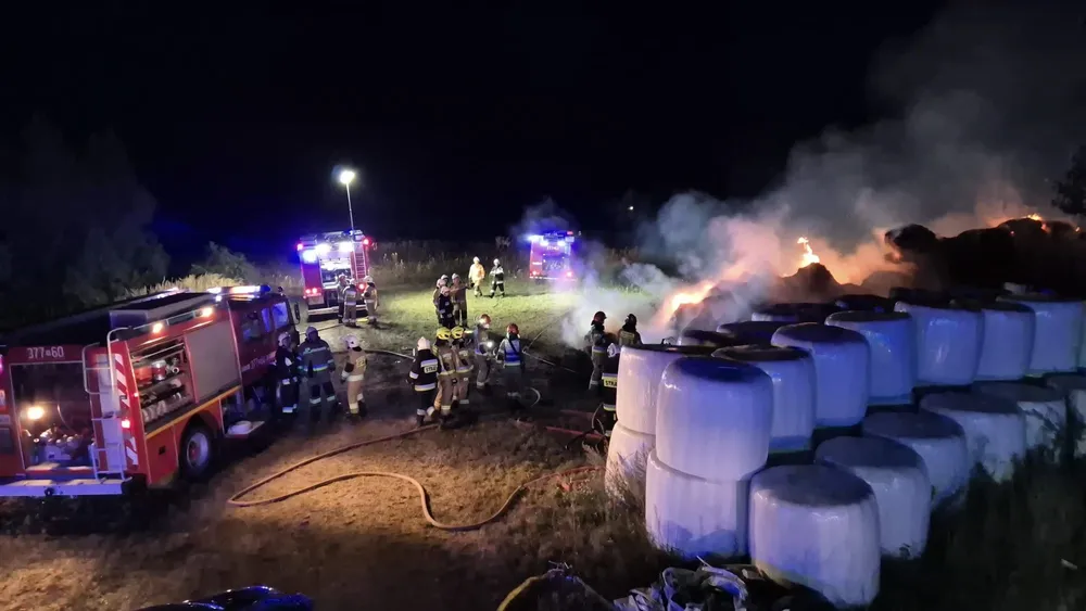 Nocny pożar na polu. Trudna akcja, duże straty dla rolnika
