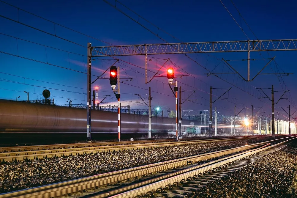 Nieprawdopodobne szczęście! Samochód zmiażdżony przez pociąg, ludzie cali!