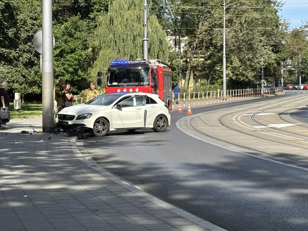 [Krótko] Mercedes zakończył jazdę na słupie sieci trakcyjnej