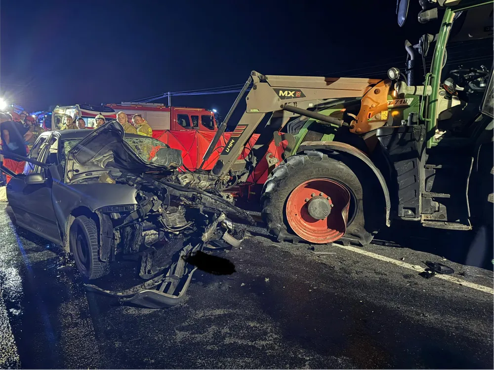 Tragedia w Zabierzowie Bocheńskim. Auto roztrzaskane o ciągnik
