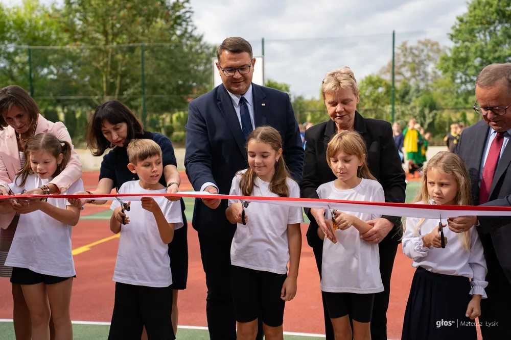 „Długo czekaliśmy na to boisko” – Dzieci z Jawornika świętują otwarcie wielofunkcyjnego obiektu