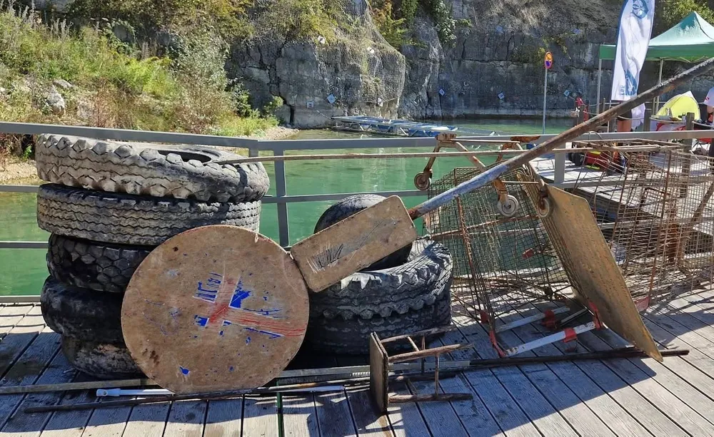 Rower, taboret, wózki, znaki drogowe i opony. Nurkowie posprzątali popularne kąpielisko