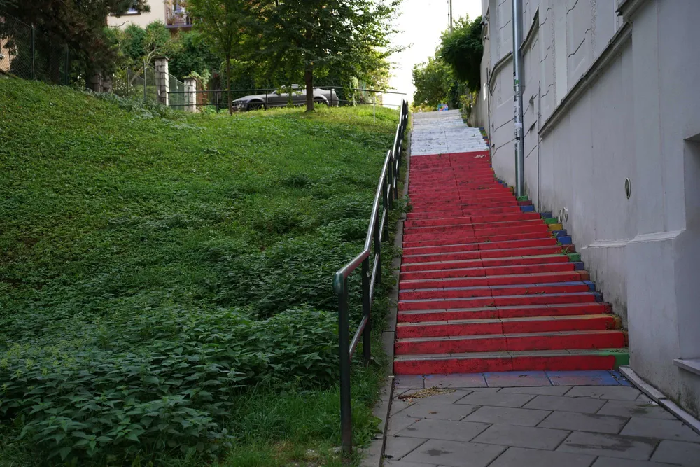 Tego się mieszkańcy Krakowa nie spodziewali. Słynne schody na Podgórzu zostały pomalowane