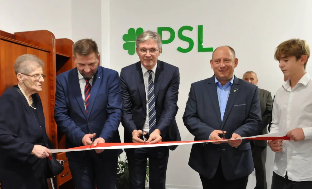 Europoseł Jarubas otworzył biuro w Myślenicach. "PSL wraca na Rynek"