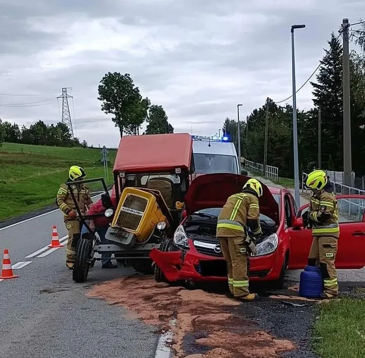 Wypadek w Małopolsce. Osobówka zderzyła się z traktorem