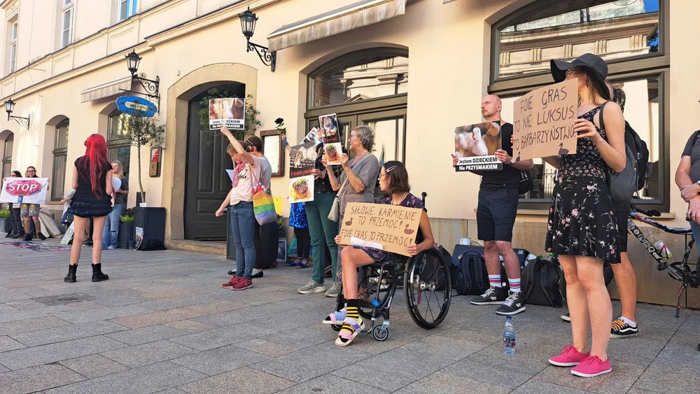Protest pod krakowską restauracją. „Foie gras to okrucieństwo” [ZDJĘCIA]
