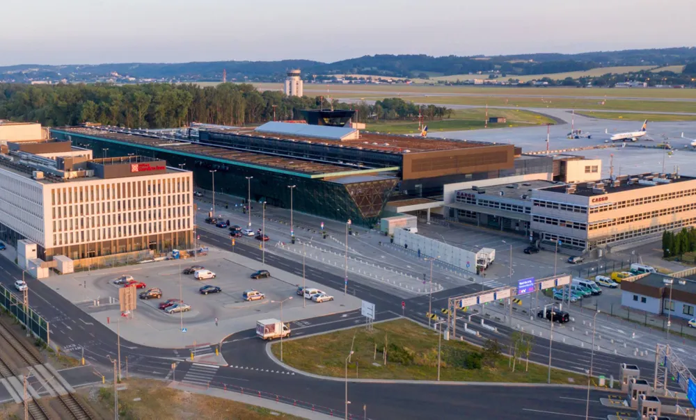 Kraków Airport zamknięty na 3 miesiące? Trwają konsultacje w sprawie rozbudowy lotniska