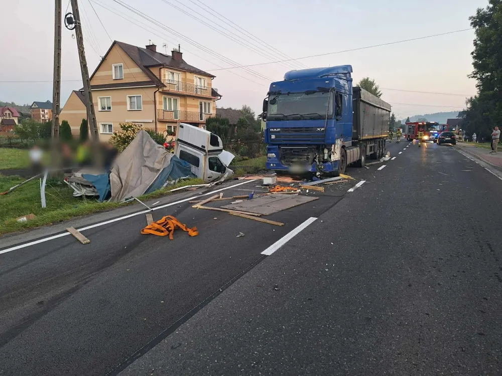 Uszew: Zderzenie 3 pojazdów, jedna osoba ranna. Droga krajowa zablokowana