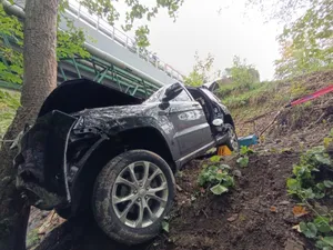 Dramatyczny wypadek w Zakopanem. Auto spadło z wysokiej skarpy, kierowca trafił do szpitala