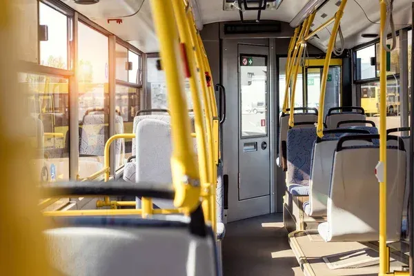 Kierowca autobusu zasłabł w czasie jazdy. Bohaterska postawa kobiety zapobiegła tragedii