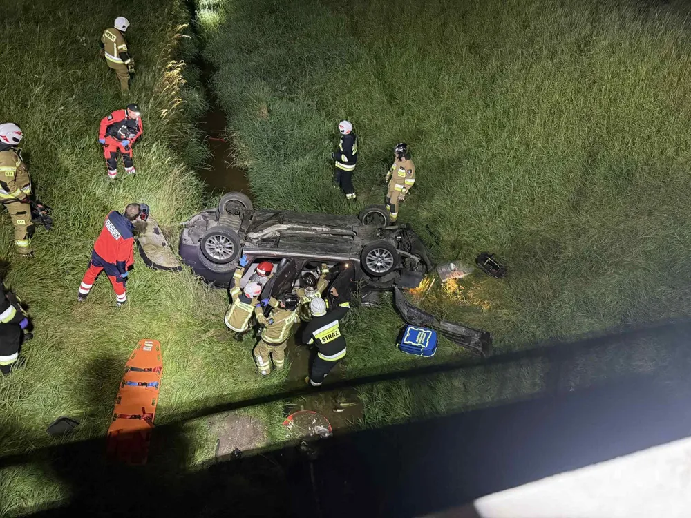 Dramatyczny wypadek pod Krakowem. Auto dachowało i wpadło do cieku wodnego