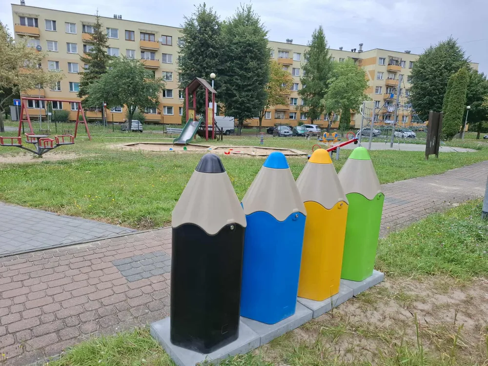 Kolorowe „kredki” uczą dzieci segregacji śmieci. Ekologiczna inicjatywa na placach zabaw w Oświęcimiu