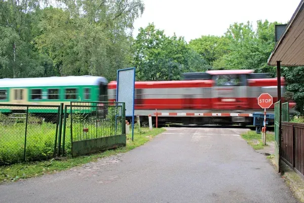 Dramat na trasie kolejowej Kraków–Tarnów. Pociąg śmiertelnie potrącił człowieka