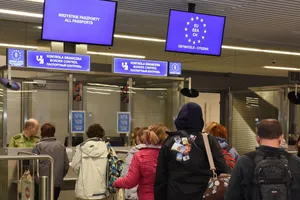 Zamiast wakacji – prosto za kraty! Polacy wpadli na lotnisku w Krakowie