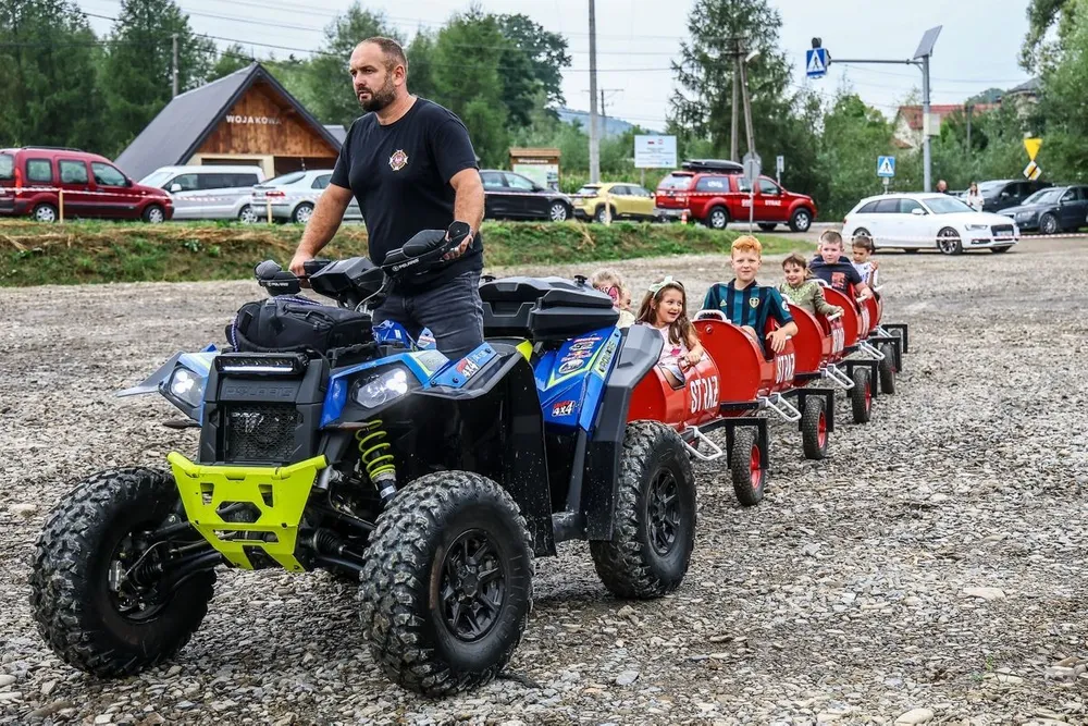 Wojakowa plecie wianki i łączy pokolenia. Pierwszy rodzinny piknik za nami
