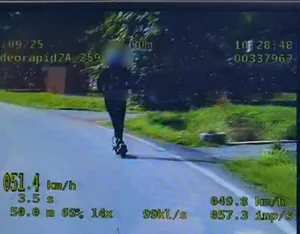 To mogło skończyć się tragedią. 15-latek pędził hulajnogą ponad 50 km/h
