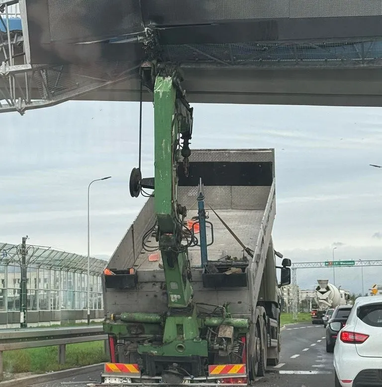 Groźny incydent w Krakowie. Tablica runęła na kładkę po uderzeniu ciężarówki
