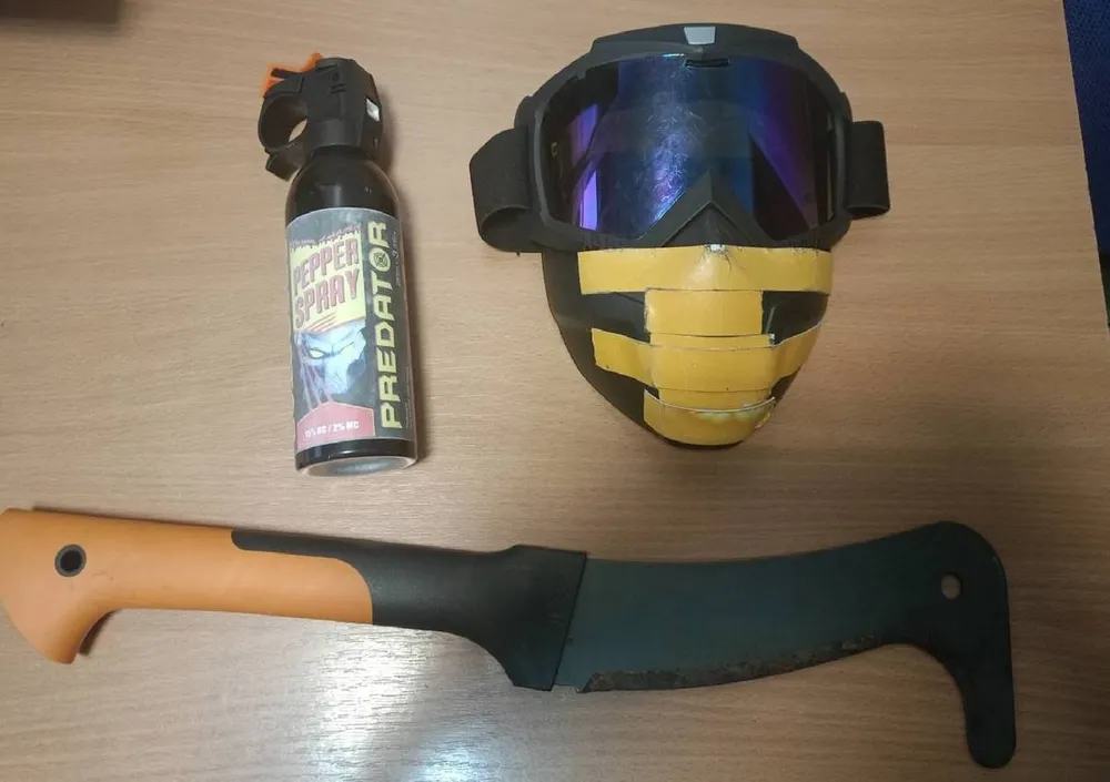 Kibic krakowskiego klubu zatrzymany przez policję. Miał maczetę, gaz i maskę