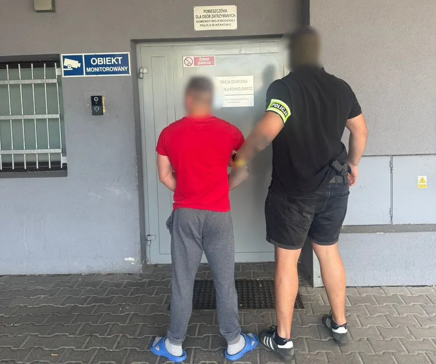 Tysiące tabletek, setki tysięcy strat. Policja zatrzymała pseudokibiców z Krakowa