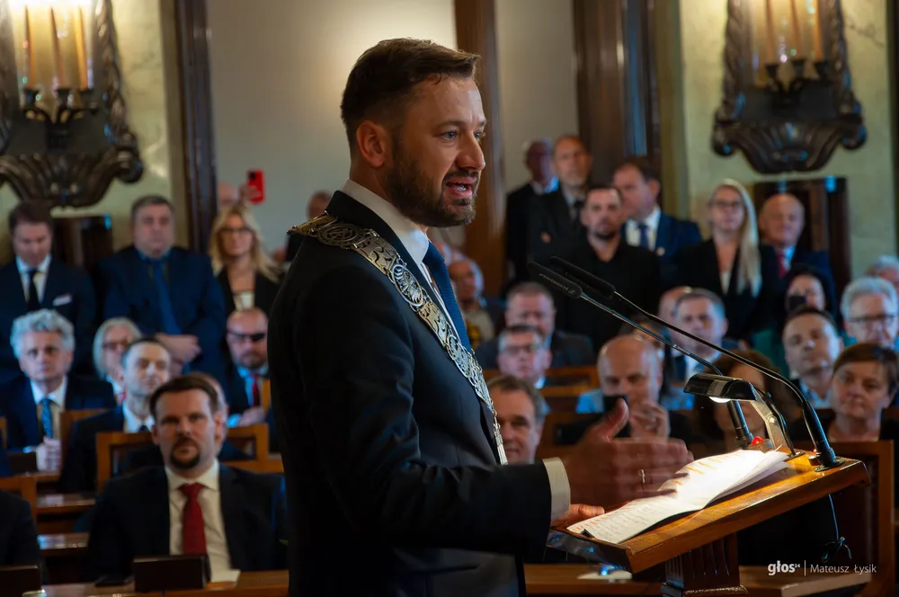 Radny z PO chce wysłać rezolucję, krytykującą prezydenta, do... Świętego Mikołaja, Dziada Mroza i Dobrej Wróżki