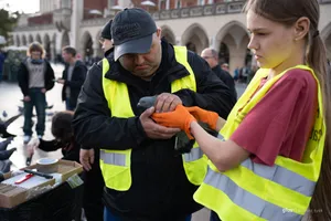 Fundacje z sercem dla zwierząt! Ruszyła akcja ratunkowa gołębi na Rynku Głównym [WIDEO, ZDJĘCIA]