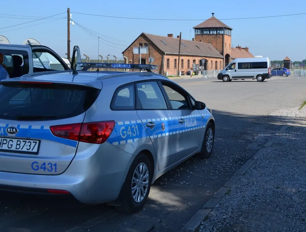 "Hajlowali" w Auschwitz. Szokujące zachowanie w byłym obozie