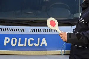 Sceny jak z filmu kryminalnego. Po pościgu porzucił auto w polu i uciekał pieszo. Miał zakaz prowadzenia