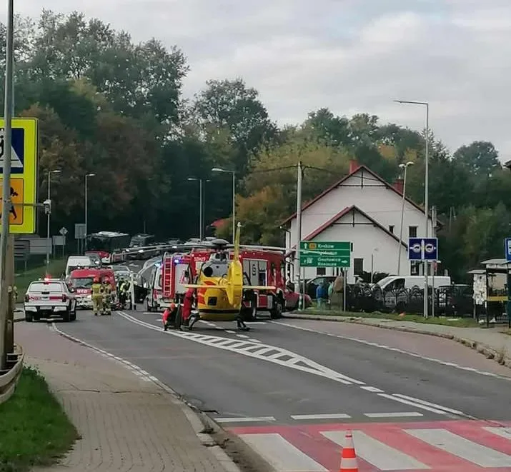 Poważny wypadek w Małopolsce. Śmigłowiec LPR na miejscu, droga jest zablokowana