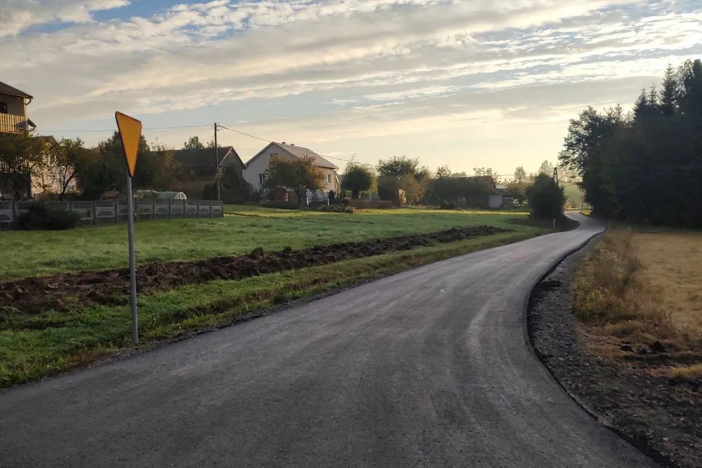 Nowa nawierzchnia na drodze Rożnowice–Wyręby. Ważna inwestycja w gminie Biecz