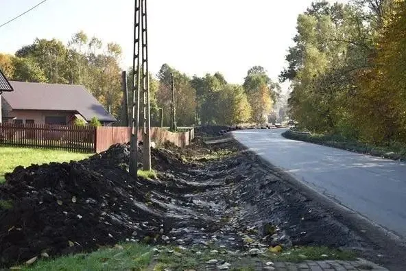 W Starym Wiśniczu ruszyła budowa chodnika przy ruchliwej drodze