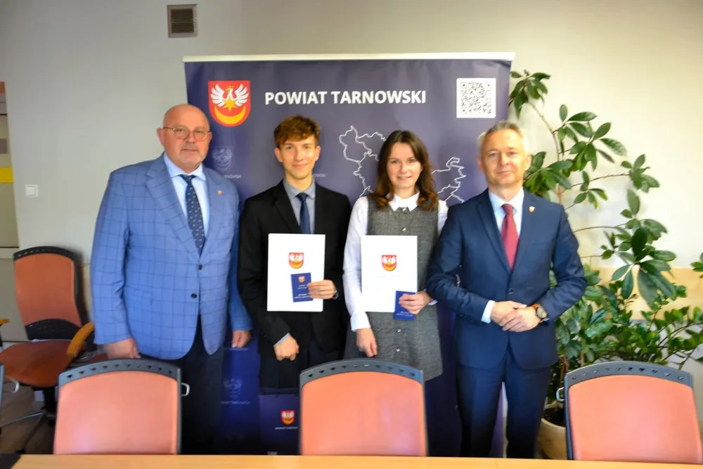 Społeczni opiekuni zabytków powiatu tarnowskiego. Od lewej: Jacek Hudyma, Sebasian Bień, Anna Mazurek, Tomasz Stelmach