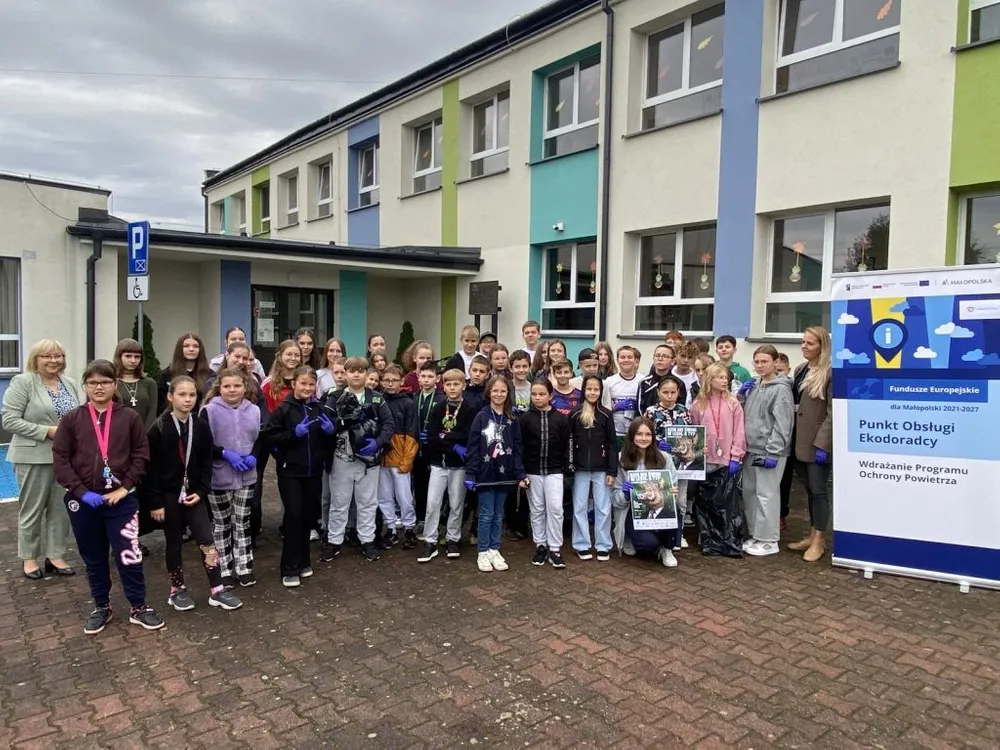 „W naturę z kulturą”. Uczniowie z Rudki wyszli sprzątać świat i dali dobry przykład