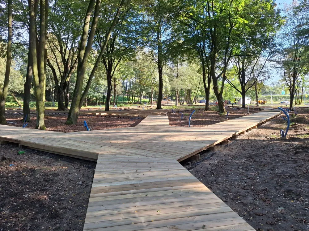 Drewniane konstrukcje wokół drzew, wodny plac zabaw i alejki. Park Bulwary w Oświęcimiu zyskuje nowe oblicze