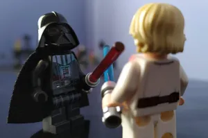 Ukradli figurkę LEGO wartą 21 tys. zł i… opchnęli za parę stówek na bazarze. "Interes życia" może kosztować ich 5 lat