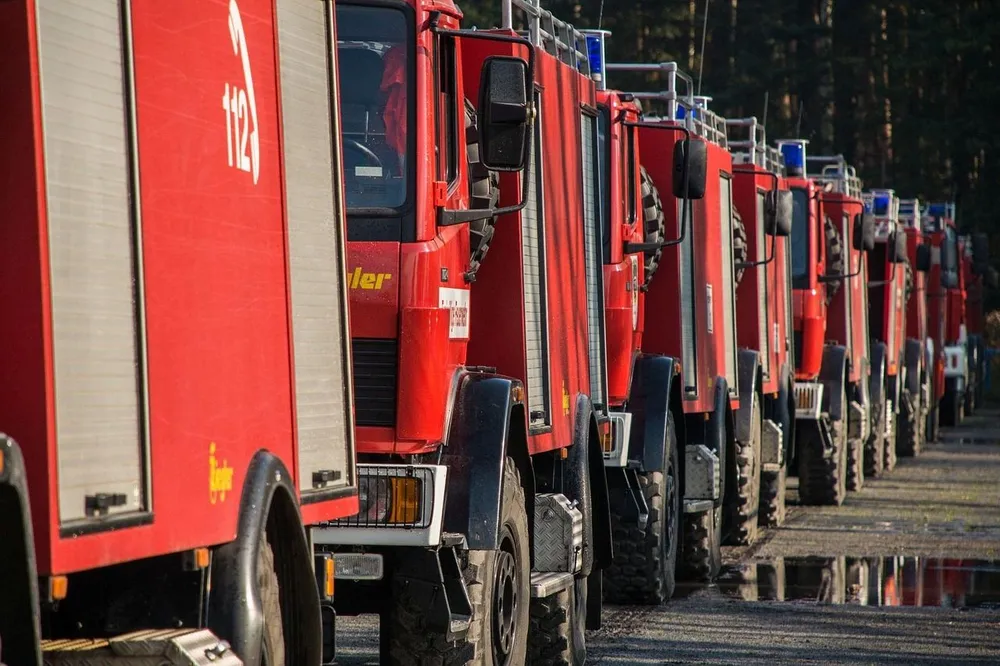 Groźny pożar w Sidzinie. Spłonęła stodoła i samochód. Zagrożony był dom