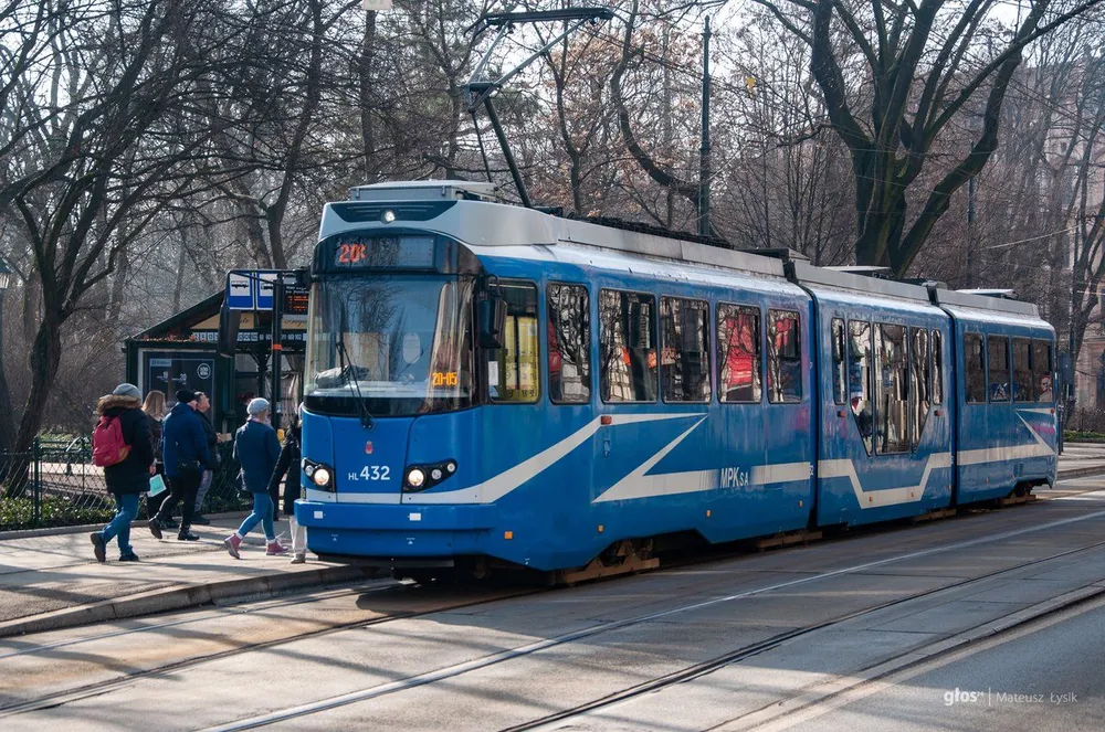 Wszystkich Świętych w Krakowie. Więcej tramwajów i autobusów do cmentarzy [SPRAWDŹ ROZKŁAD]