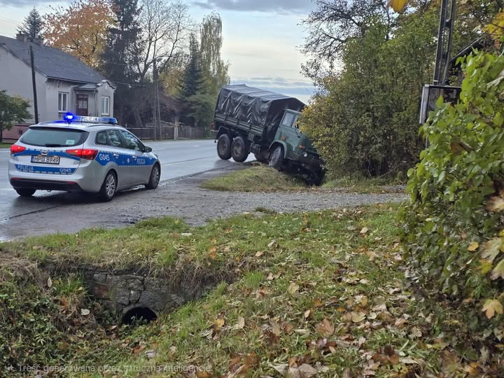 Nietypowa akcja służb. Wojskowa ciężarówka wpadła do rowu