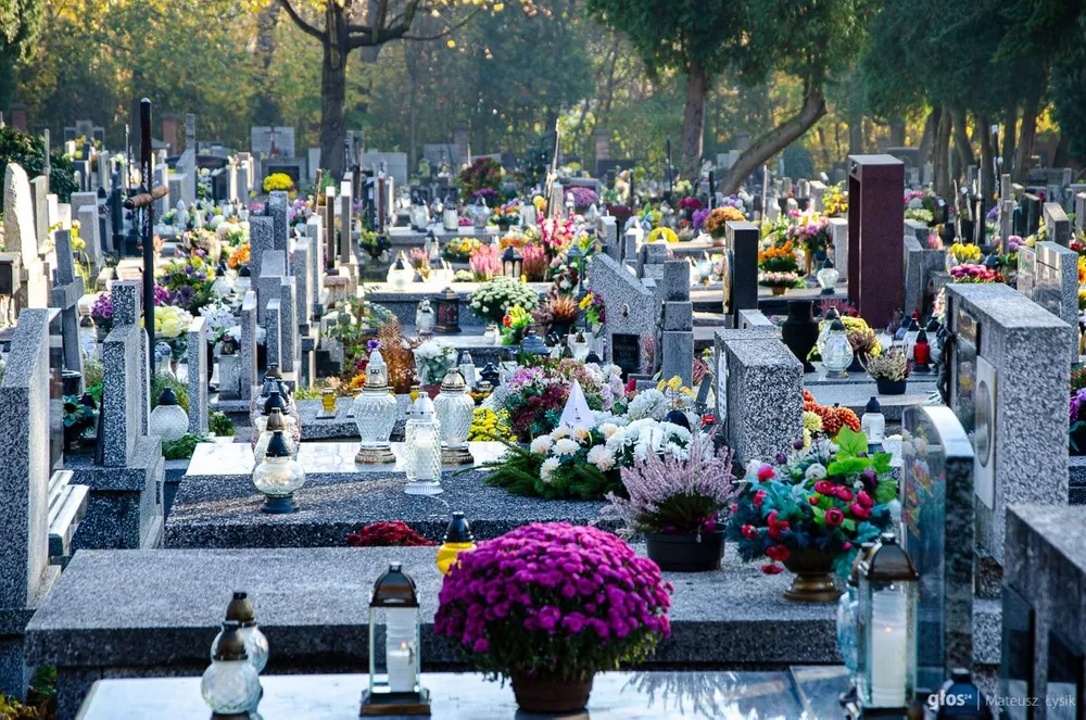 Znicze, dynie i pamięć. Dlaczego 1 listopada w Polsce wygląda inaczej niż gdziekolwiek indziej?