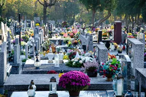 Znicze, dynie i pamięć. Dlaczego 1 listopada w Polsce wygląda inaczej niż gdziekolwiek indziej?