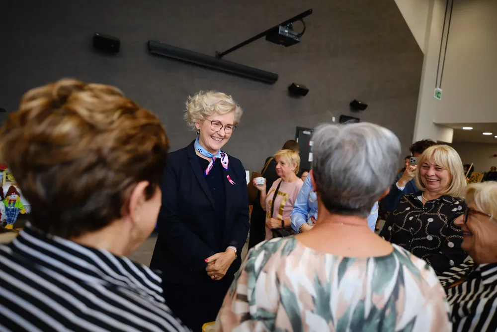 I wicewojewoda małopolska Elżbieta Achinger z seniorami podczas spotkania w Tarnowie promującego wieloletni program rządowy„Senior+” na lata 2021-2025