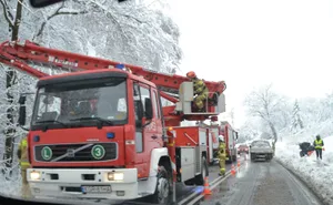 Atak zimy w Małopolsce. Zawalił się dach, 3 osoby ranne, ponad 900 interwencji