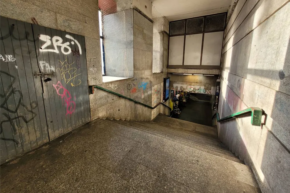 Dziesiątki śliskich i stromych schodów, zamiast kilku kroków. Ciężkie jest życie pieszego w Krakowie