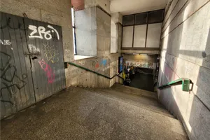 Dziesiątki śliskich i stromych schodów, zamiast kilku kroków. Ciężkie jest życie pieszego w Krakowie