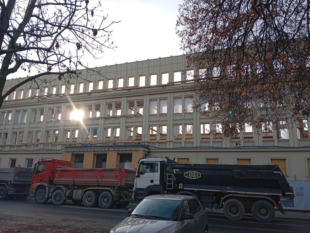 "Architektoniczny oksymoron przy Błoniach." Hotel De Niro dzieli Salwator