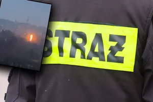 20-metrowy słup ognia nad Podwawelskim. Straż wyjaśniła, czemu nie gasiła płomieni