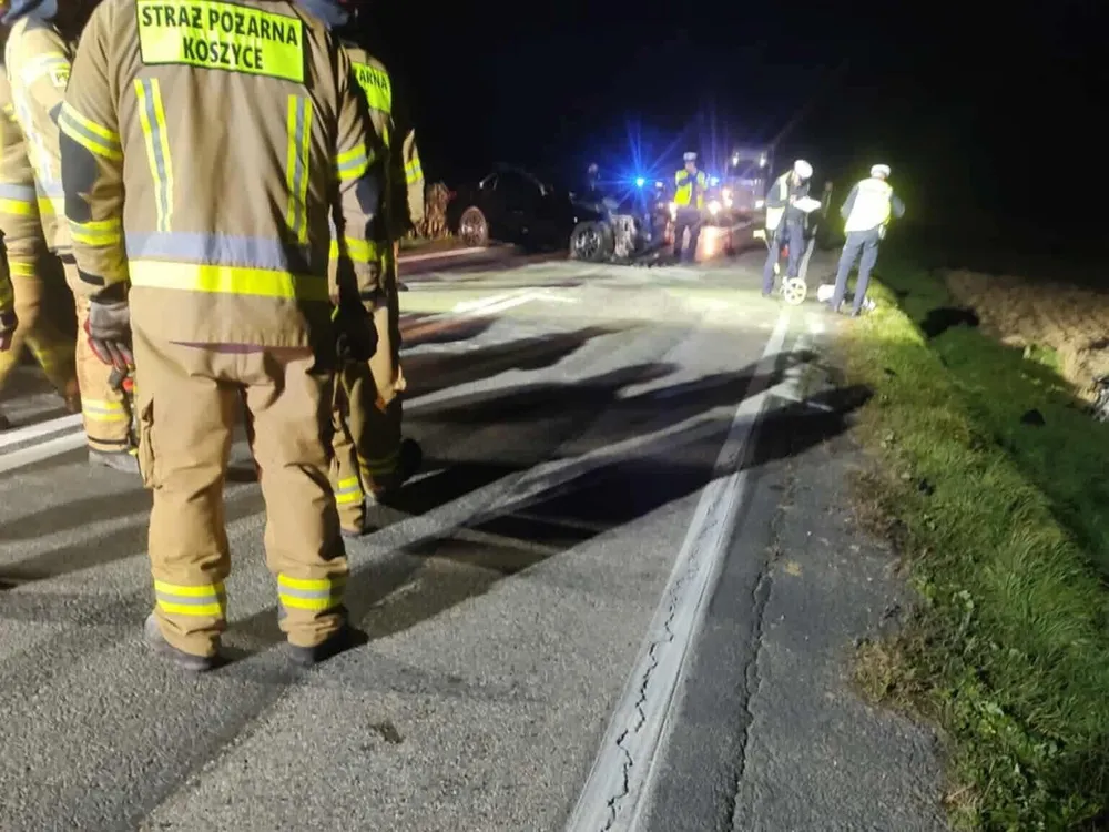 Wypadek na DK-79 w Morsku. Trzy osoby zakleszczone, droga była całkowicie zablokowana