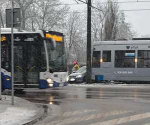 Poważny wypadek z udziałem tramwaju i osobówki w Krakowie! Jedna osoba ranna, duże utrudnienia w ruchu