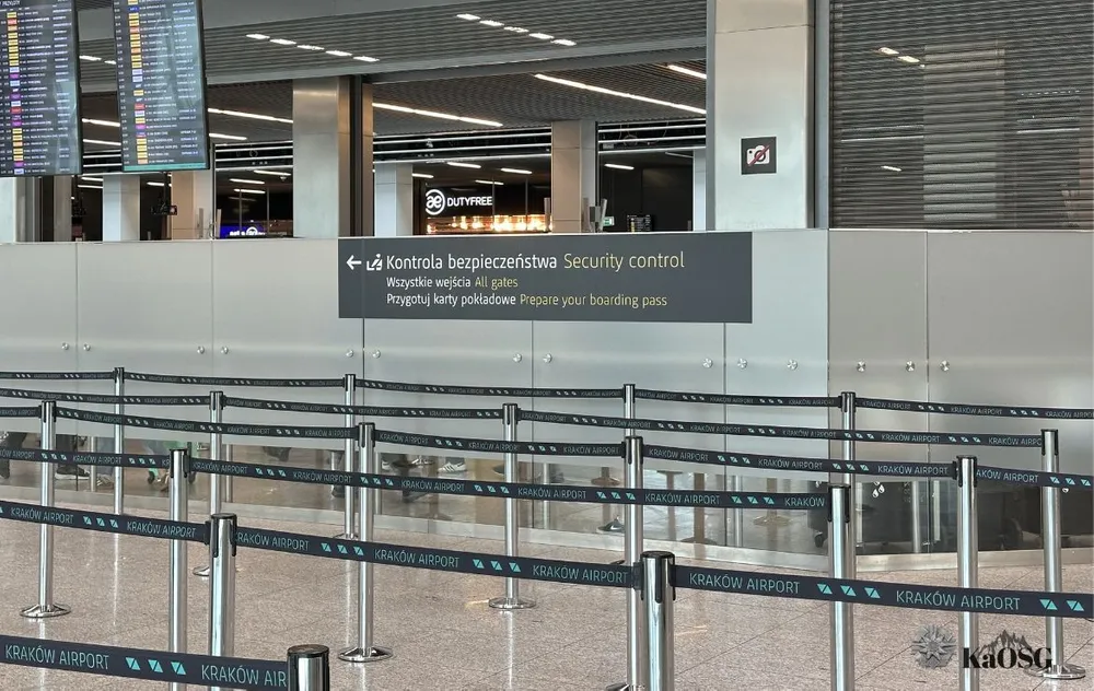 Weekend grozy na lotnisku w Krakowie! Zatrzymania, awantura w samolocie i żart o bombie