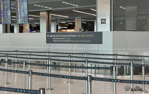 Weekend grozy na lotnisku w Krakowie! Zatrzymania, awantura w samolocie i żart o bombie