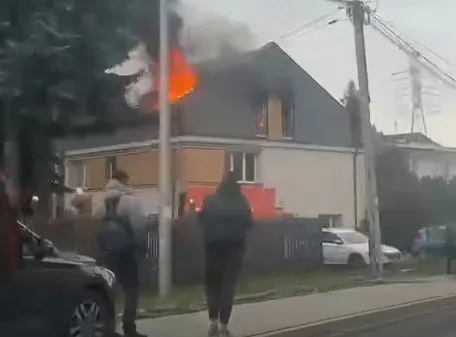 Pożar budynku mieszkalnego w Krakowie. Są ranni, trwa akcja strażaków